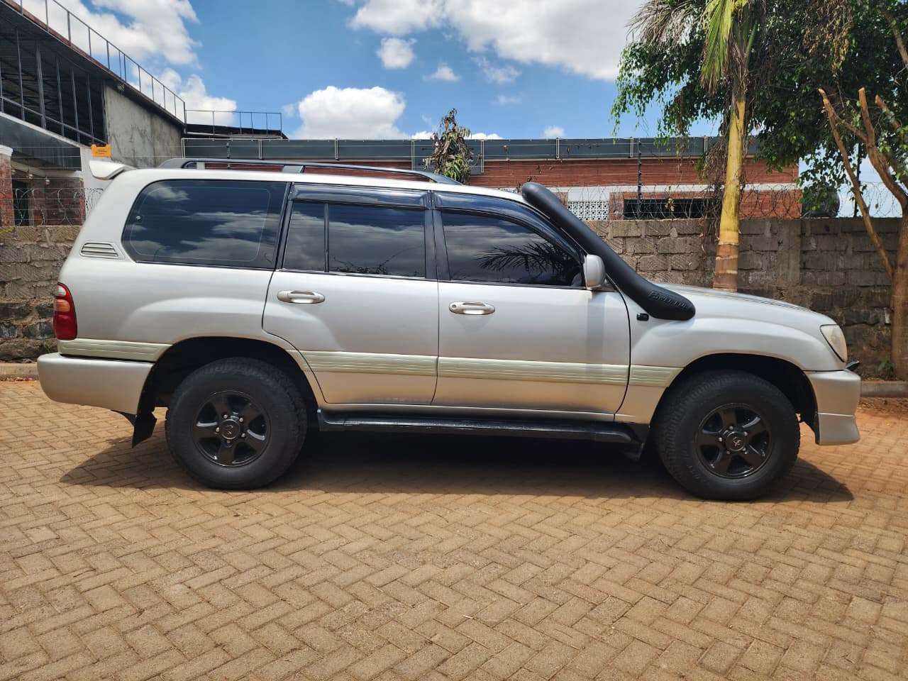 TOYOTA LAND CRUISER
